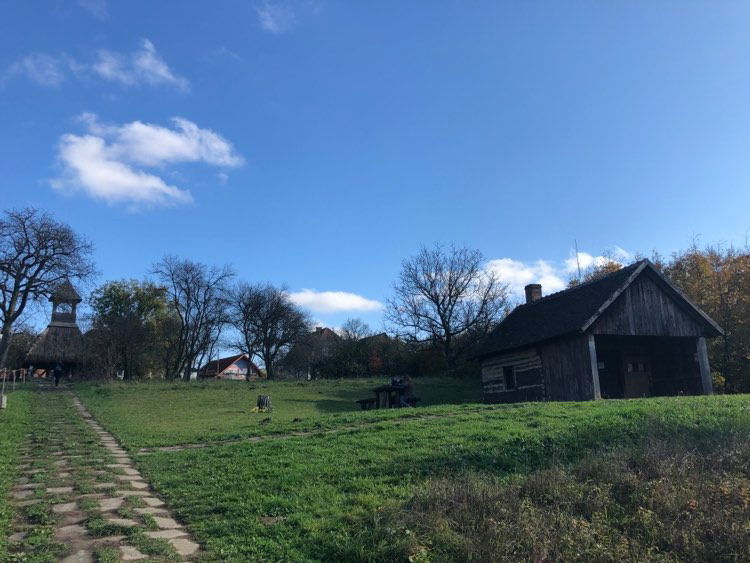 Pankaszi szoknyás harangláb a távolban, félúton pedig a kovácsműhely és a hagyományörző kiállítás