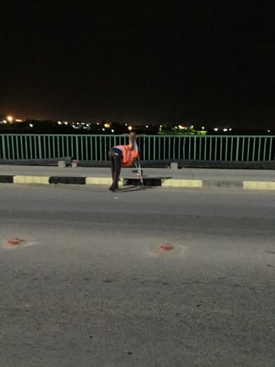 إكمال اعمال صبغ الارصفة للجسر