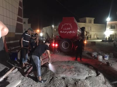 استمرار فريق الجهد الطوعي حتى ساعات الليل المتاخرة في اكمال وحدة العزل في مستشفى قضاء المدينة ( قضاء الشهداء )