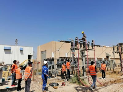 مشاركة فريق عمل الكهرباء لنصب مكثفات ترفع وتسيطر على الفولتية لمغذيات المدينة