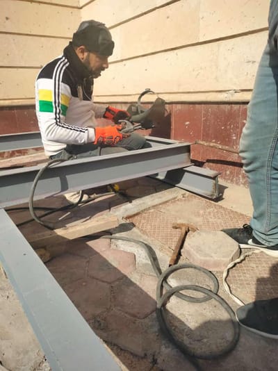 استمرار ابطال فريق الجهد الطوعي  بتهيئة ركائز المصعد لقسم الطوارى في مستشفى المدينة العام