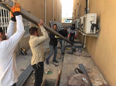 استمرار ابطال فريق الجهد الطوعي  بنصب ركائز المصعد لقسم الطوارى في مستشفى المدينة العام