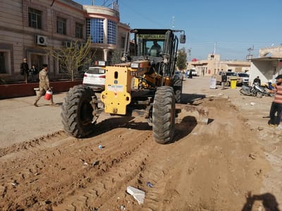 بالتعاون والتنسيق مع السيد عدي مدير بلدية المدينه وباشراف السيد عدنان الجابري قائم مقام قضاء المدينه فريق الجهد الطوعي تم البدء بتنفيذ مشروع تبليط  الشوارع الداخليه لمستشفى المدينه العام