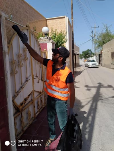 توزيع اكياس النفايات على منطقة الوحيد