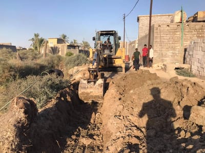 عملية حفر استعداداً لنصب شبكة ماء اسالة لدور سكنية في منطقة الجنانية