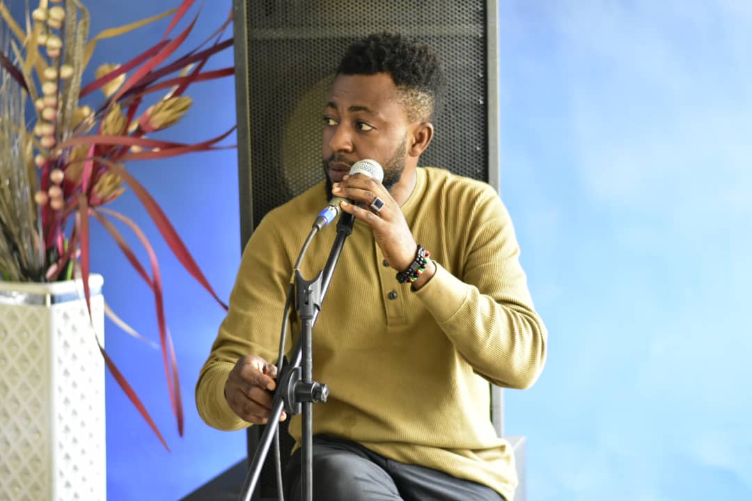 Instagram: @Log10-official  
Facebook:/Log10
Twitter:log10_official

Email:logten.ng@gmail.com
Tel:+234 912 114 1149