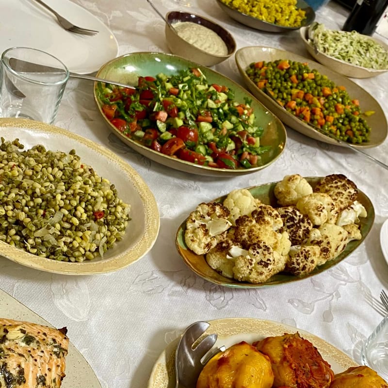 לארח בקלות עם כלי קרמיקה קלים על שולחן החג