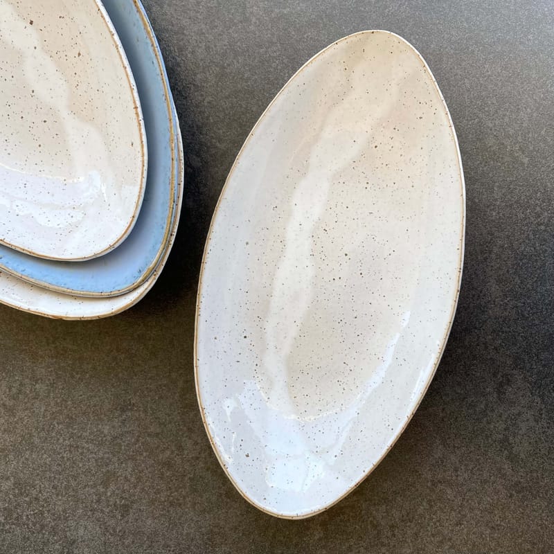 שבועות ומנות חג שאוהבות לנוח בכלי קרמיקה לבנים