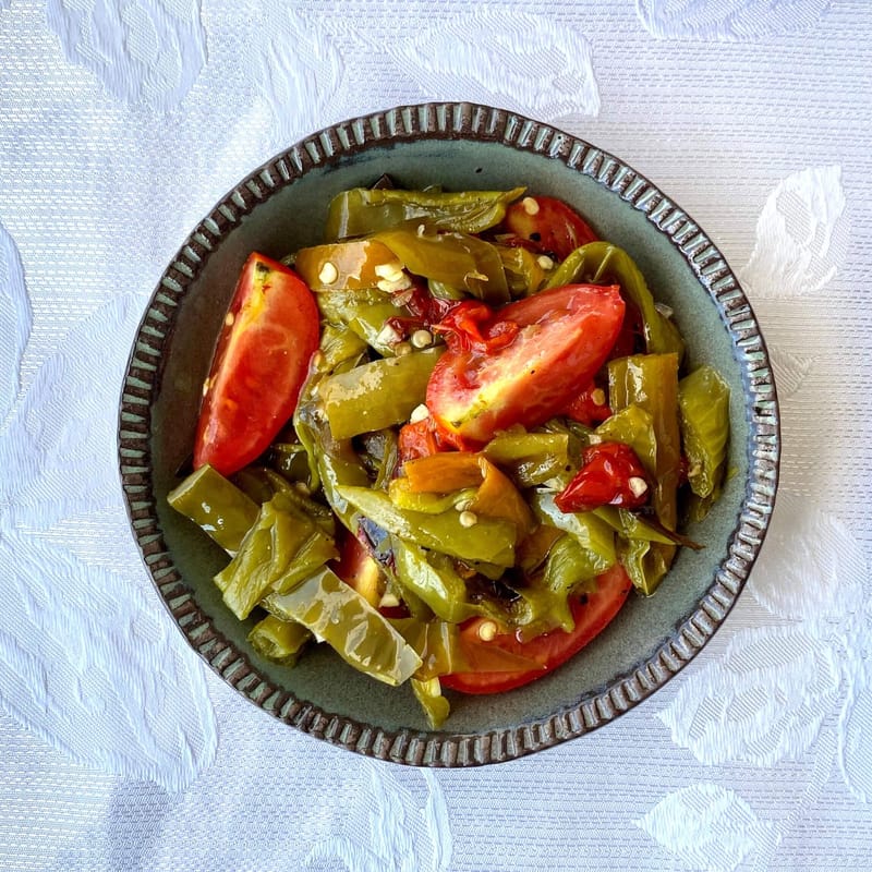 פלפלים חריפים עם עגבניות שרי