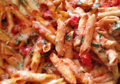 Horneado de pasta cremosa con tomates cherry y albahaca