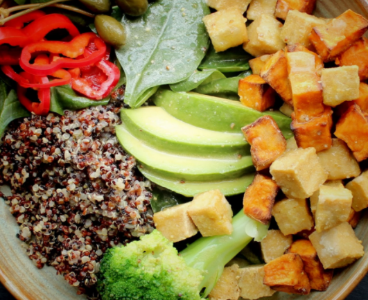 Ensalada de quinua con cubitos de tofu crujiente y vinagreta de lima