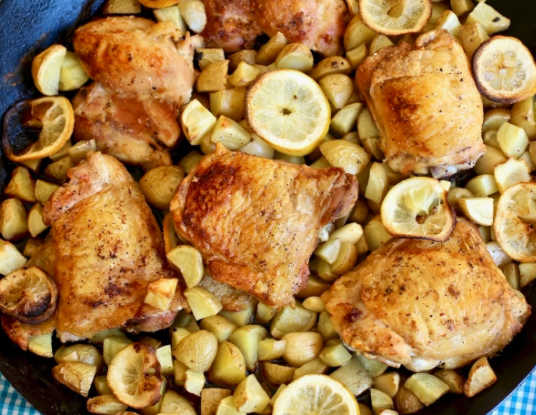 Muslos de pollo al limón asados con papas