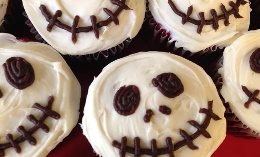 Cupcakes de calavera de Halloween espeluznantes