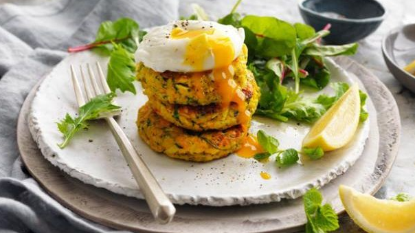 Buñuelos de verduras verdes saludables con huevos escalfados