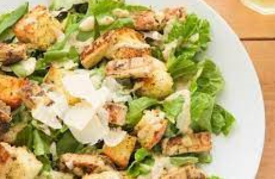 سلطة السيزر بالدجاج