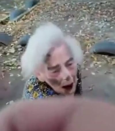 صادم شاب سكران يضرب مسنة 88 عام - فيديو