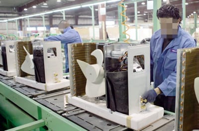 اعتراضات على تحميل العامل تبعات الإصابة بـ”كورونا”