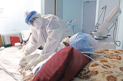 مصابون بـ »كورونا« بين مطرقة الفصل وسندان الحسم من األجرالشهري