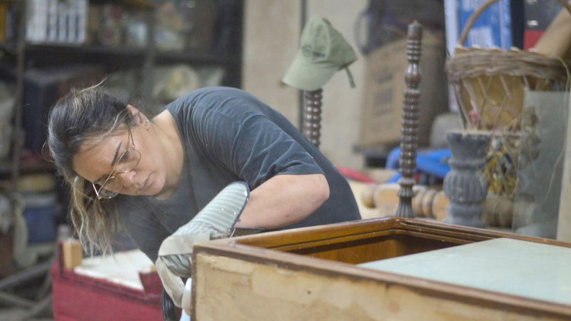 فتاة أردنية تمتهن النجارة وتتحدى النظرة النمطية لعمل المرأة