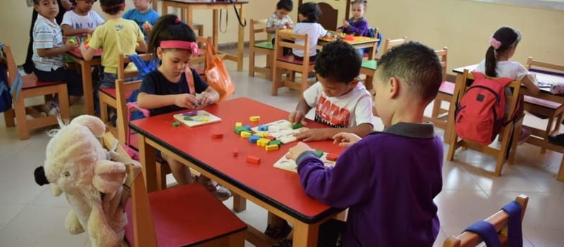 هل يزيد دعم رعاية الأطفال وخدمات التوظيف من فرص عمل المرأة؟