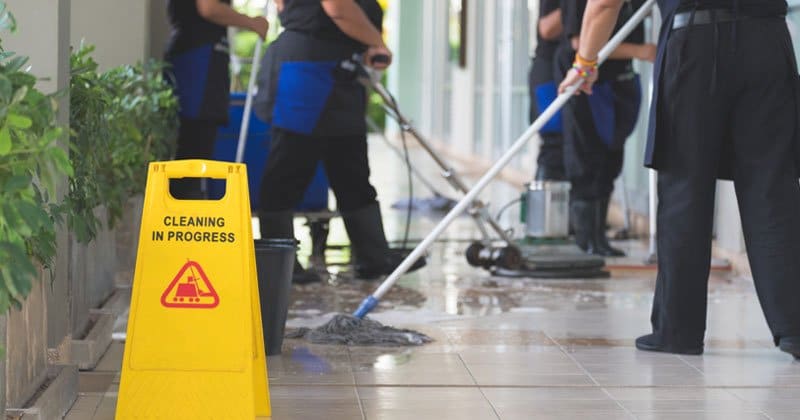 ظروف عمل العاملين في شركات النظافة