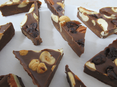 עינוגי שוקולד חלווה ללא סוכר!בתוספת שקדים,אגוזי לוז,קשיו וחמוציות!!!!