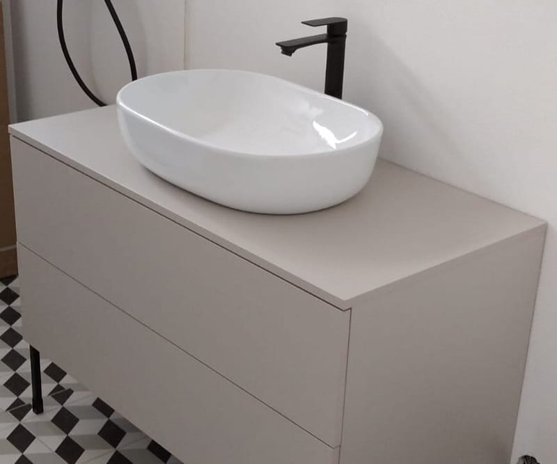 Šedá skrinka (1100 mm x 550 mm výška +235mm nohy x 550 mm hĺbka)