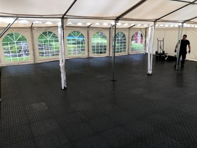 Installasjon av plastgulv (sort type)