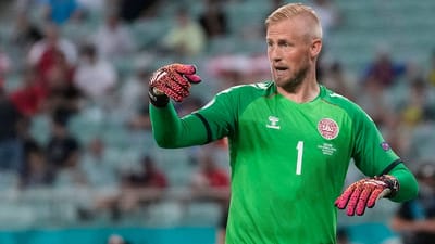 อังกฤษเผชิญกับการตำหนิ Uefa หลังจากที่ตัวชี้เลเซอร์ส่องไปที่ Kasper Schmeichel