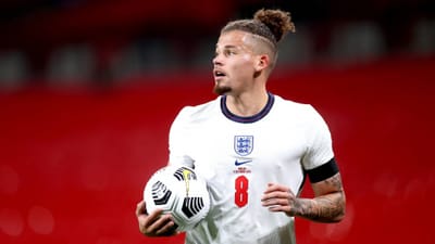 Kalvin Phillips วิ่งไปที่ Bukayo Saka เพื่อปลอบใจฝ่ายซ้ายของ Arsenal หลังจากที่เขาพลาดจุดโทษครั้งสุดท้ายในการพ่ายแพ้รอบชิงชนะเลิศยูโร 2020 กับอิตาลีในวิดีโอที่แชร์บนโซเชียลมีเดีย