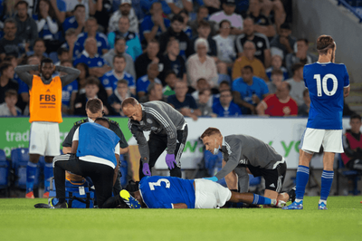 Wesley Fofana ของ Leicester จะไม่เล่นจนถึงปีหน้าหลังจากกระดูกน่องแตก