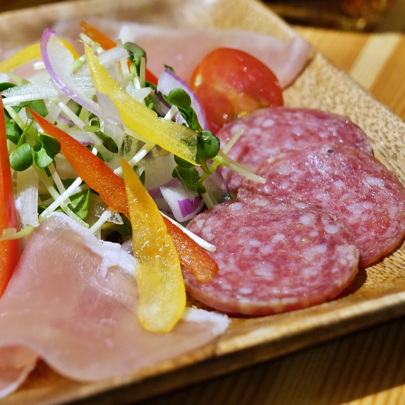 生ハムとサラミの盛り合わせ
