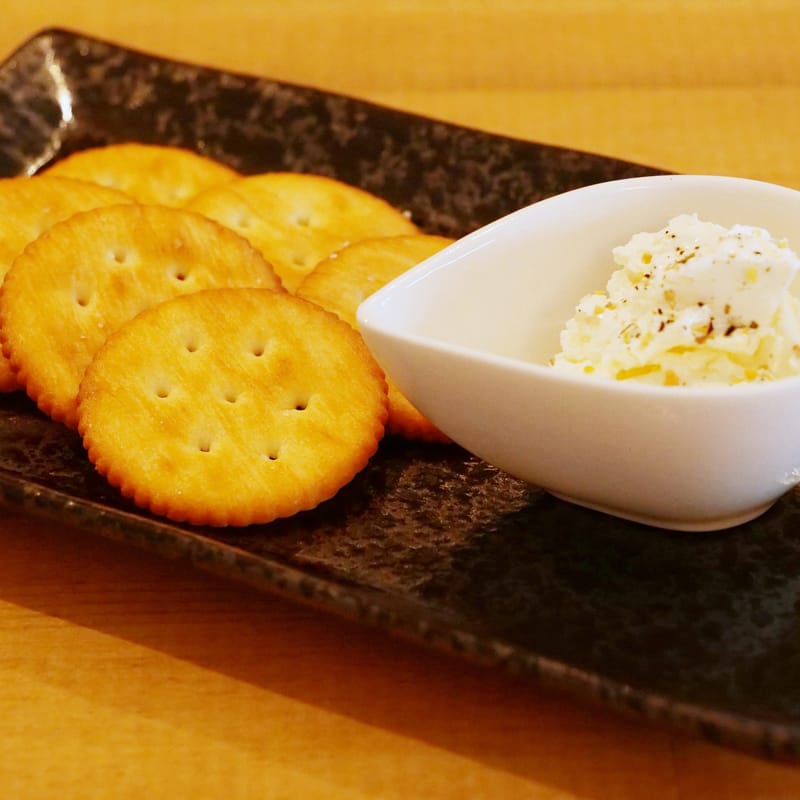 クリームチーズとクラッカーの盛り合わせ