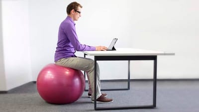 Raisons de changer votre chaise de travail pour un pilates ball ou Sittingball