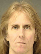 Karl Logan, el antiguo guitarrista de la banda de heavy metal Manowar, se declaró culpable el viernes 24 de julio de 2020 de poseer pornografía infantil. CÁRCEL DEL CONDADO DE MECKLENBURG