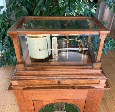 Der alte Barograph, ein Messinstrument in edlem Gewand
