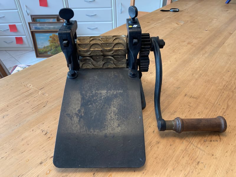 (19W) BONBON MASCHINE ANTIK