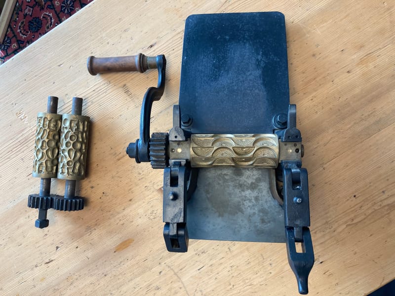 (19W) BONBON MASCHINE ANTIK