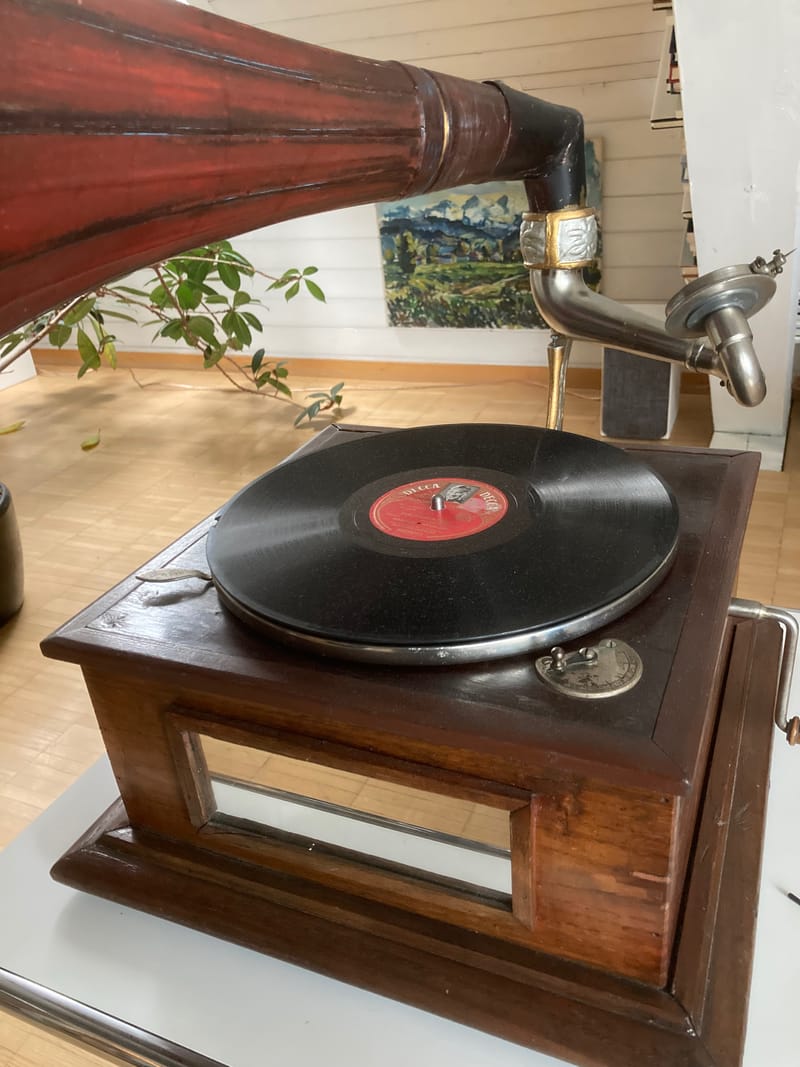 (25S) ANTIKES GRAMMOPHON "VENI VIDI VICI" SOUNDBOX 