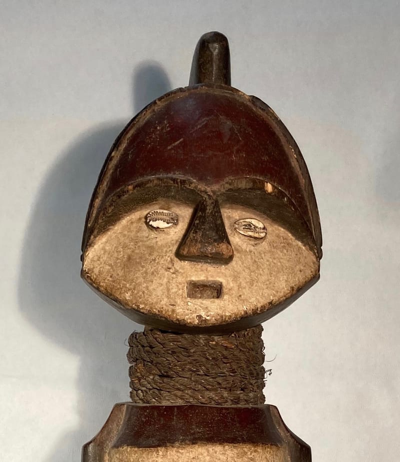 (75S) AFRIKANISCHE HOLZFIGUR DER AMBETE MIT FETISCH