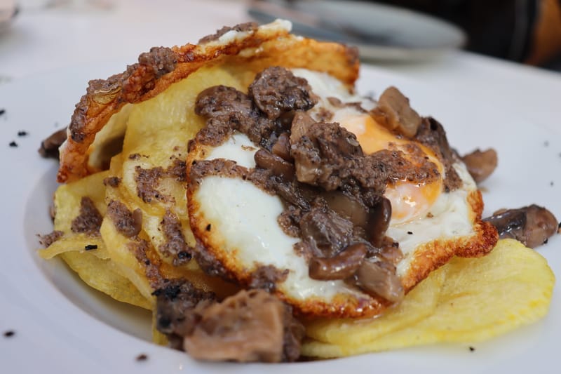 Huevos rotos con salsa de setas y trufa 🌱