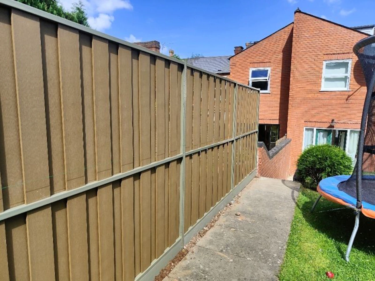 DuarPost Vento Panels in Brown with Olive Grey Posts and Rails.