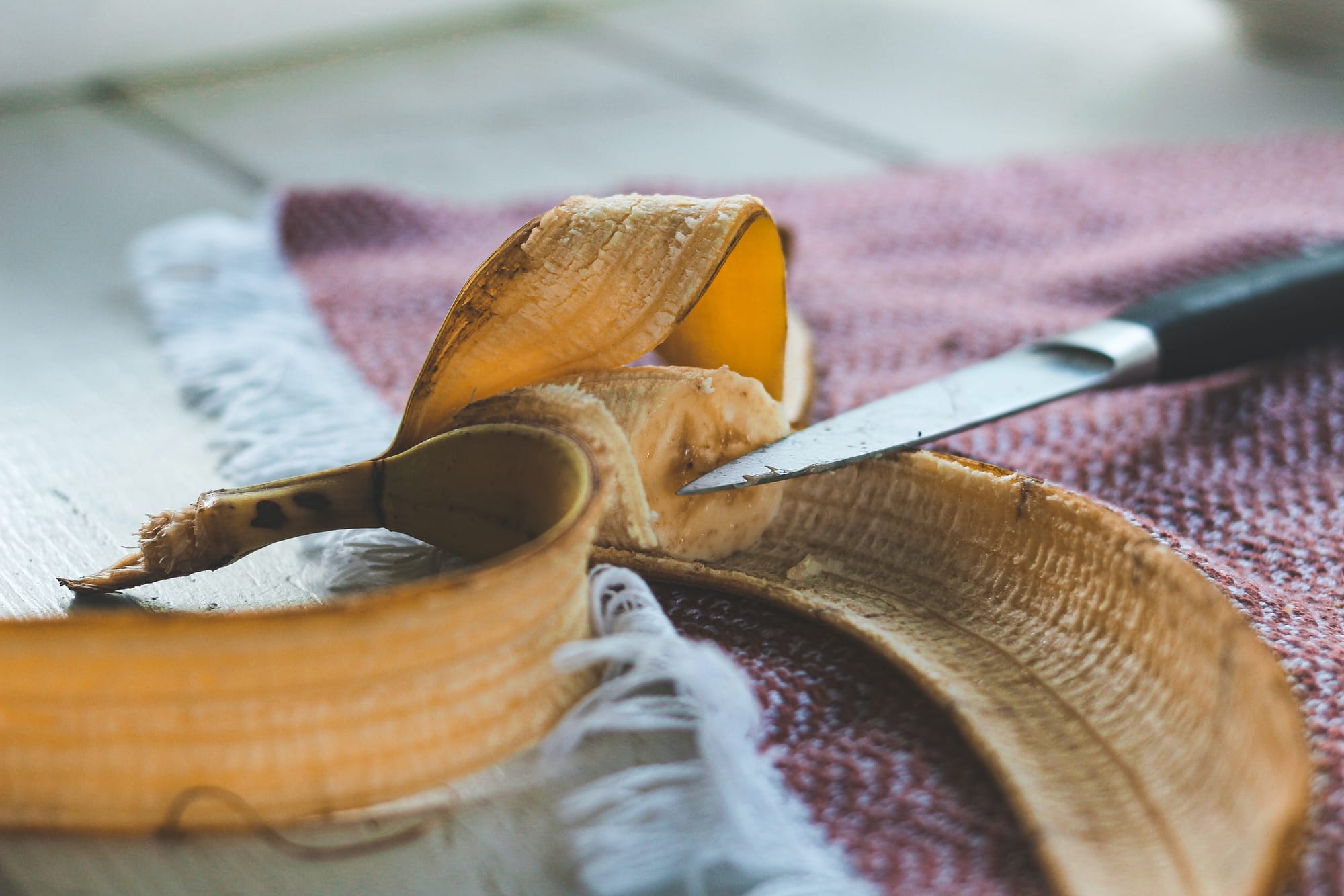 Anstatt es wegzuwerfen ... die erstaunlichen unerwarteten Vorteile von Bananen- und Kartoffelschalen