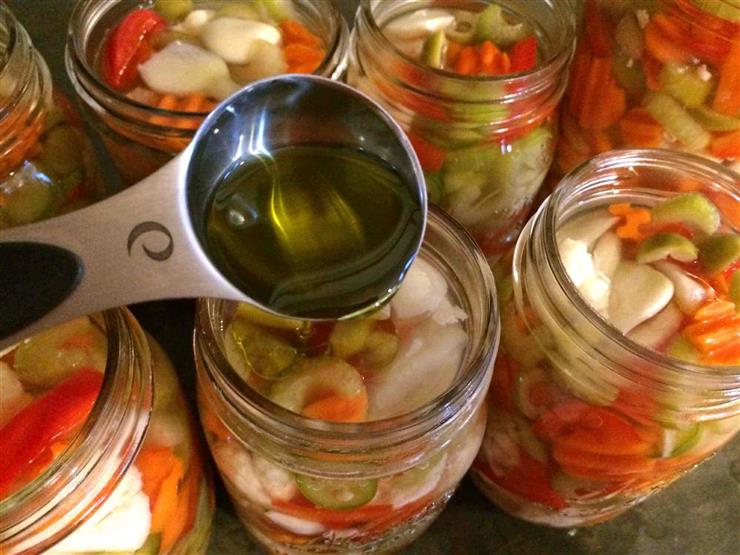 شرب ماء المخلل يعالج الحموضة.. حقيقة أم خرافة؟