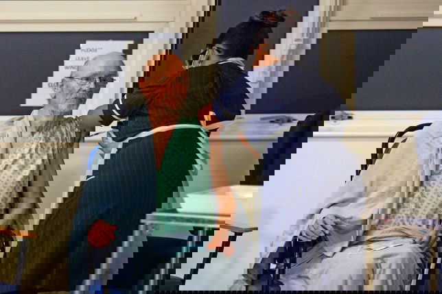 ويليام شكسبير ثاني شخص في العالم يتلقى لقاح كورونا