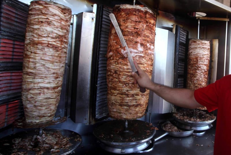 احذر.. تناول الشاورما خطر في هذه الحالة