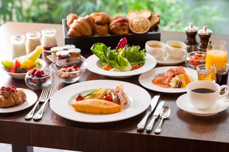 Ein Ernährungsberater warnt beim Frühstück vor bestimmten Speisen und Getränken