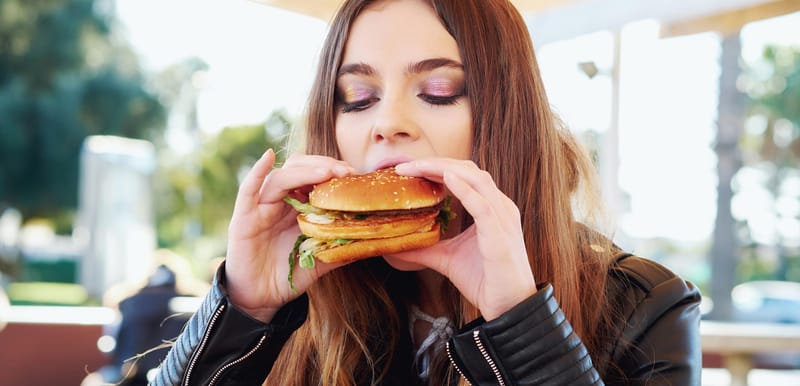 دراسة تكشف علاقة الوجبات السريعة بالتوتر عند النساء