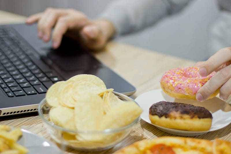 ما هى متلازمة الأكل العاطفى وكيف تتخلص منها؟