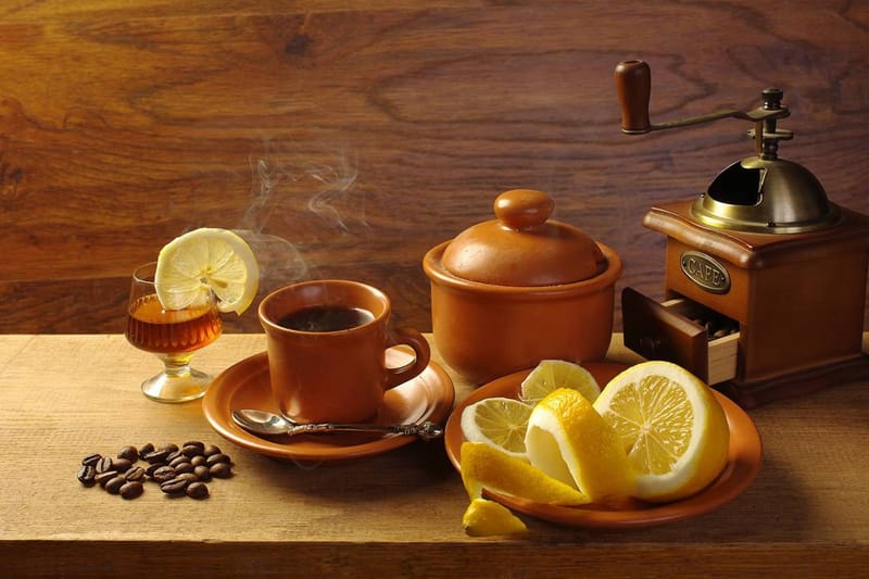 دراسة: إضافة الليمون إلى القهوة تضاعف فائدتها